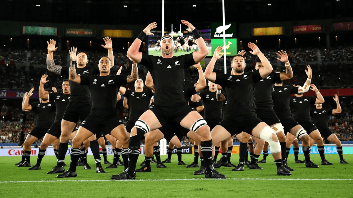 A seleção nacional de rugby da Nova Zelândia executa "Haku"